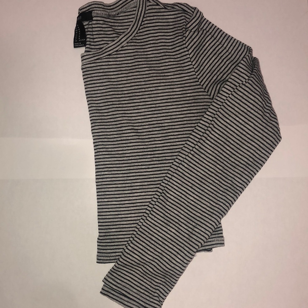 Long sleeve crop top. In good condition. Fitted.